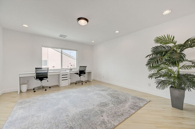 Building Photo - FANTASTIC FULLY UPGRADED FURNISHED RENTAL LOCATED IN THE SOUTHWEST!!!