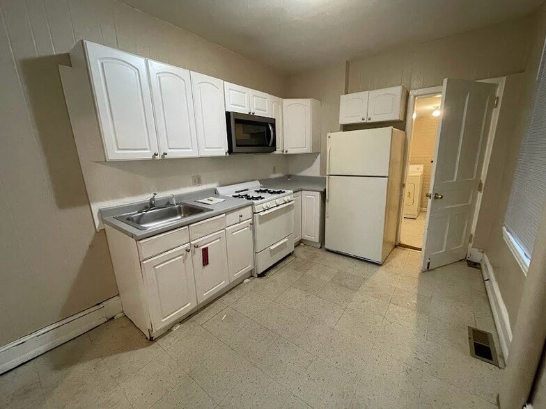 Eat-In Kitchen - 3610 Olive St