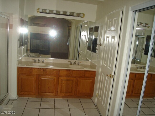 Building Photo - 2400 Indian Pony Ct