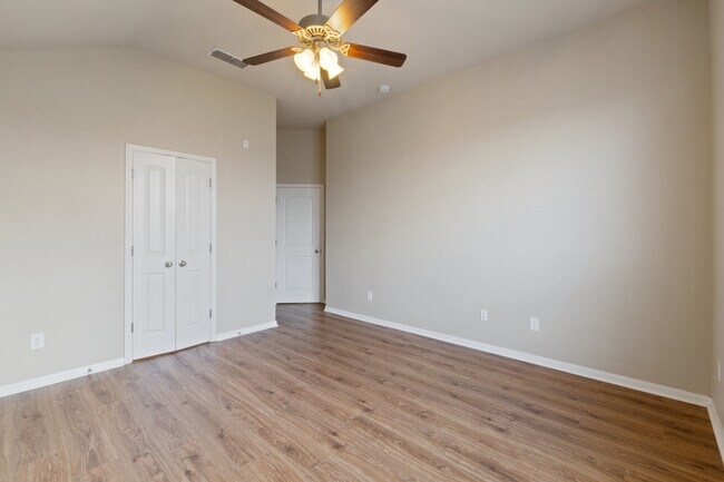 Building Photo - 8025 Hawthorn