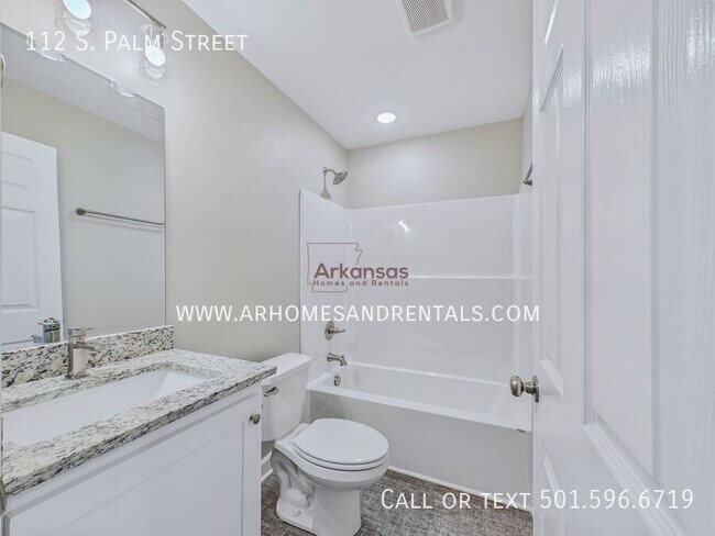 Building Photo - 112 S Palm St