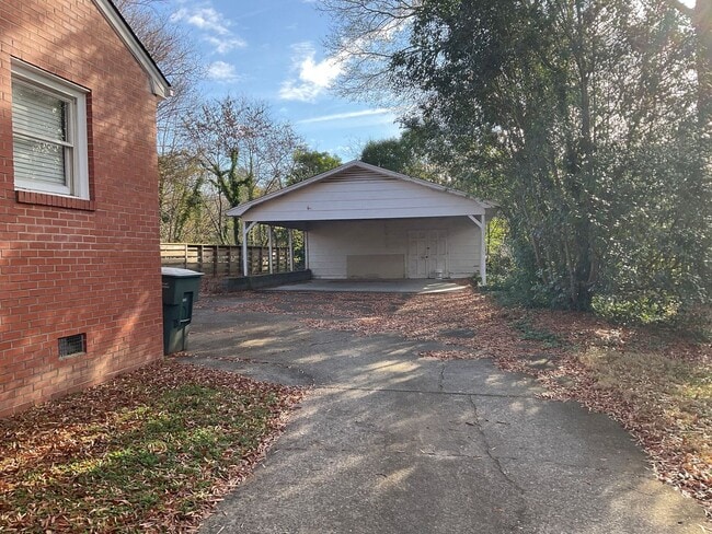 Building Photo - The Perfect 4 Bedroom!!!!