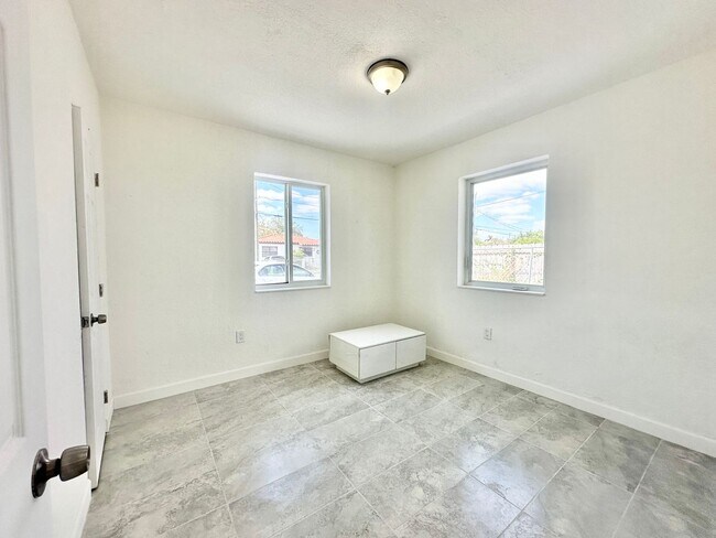 Building Photo - Freshly remodelled 2bed/1bath in a duplex close to Wynwood: for rent now @ $ 2,100.00!