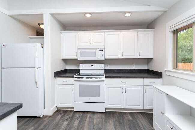 Building Photo - Beautiful 2-Bedroom, 2-Bath Home in Desirable Southwest Colorado Springs!
