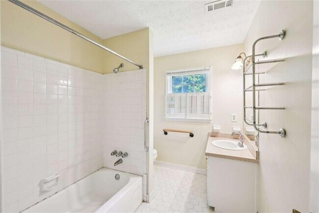 Building Photo - 498 Cole Dr SW