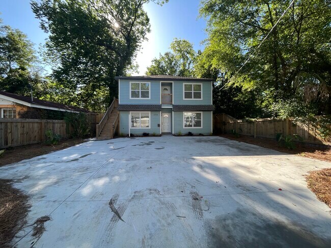 Parking lot with Landscaping - 1714 Le Grand St