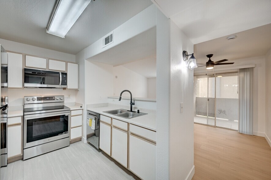 Building Photo - 2300 E Silverado Ranch Blvd