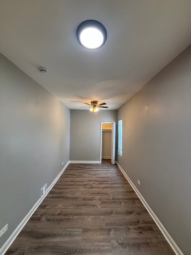Building Photo - 707 E 92nd Pl