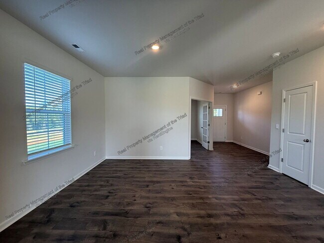 Building Photo - 122 Longleaf Ct