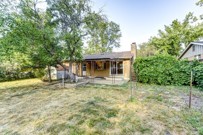 Building Photo - Beautiful and LARGE 4 bed 3 bath Home in D...