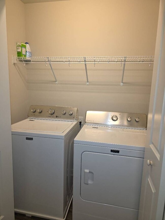 Building Photo - 3 bedroom, 2 bath in Rockford Forest