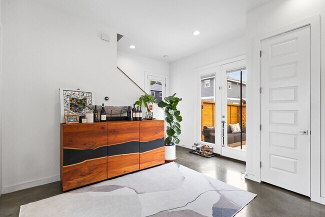 Building Photo - Charming Home Awaits: Spacious & Modern Living in a Prime Location