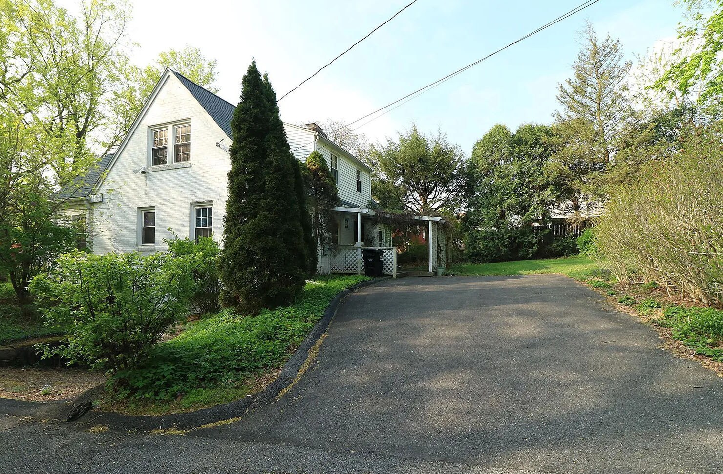 Building Photo - 215 E Irvin Ave
