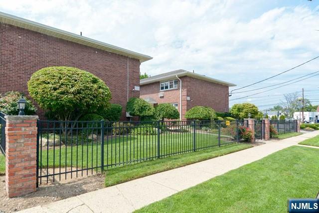 Building Photo - 395 S Park St