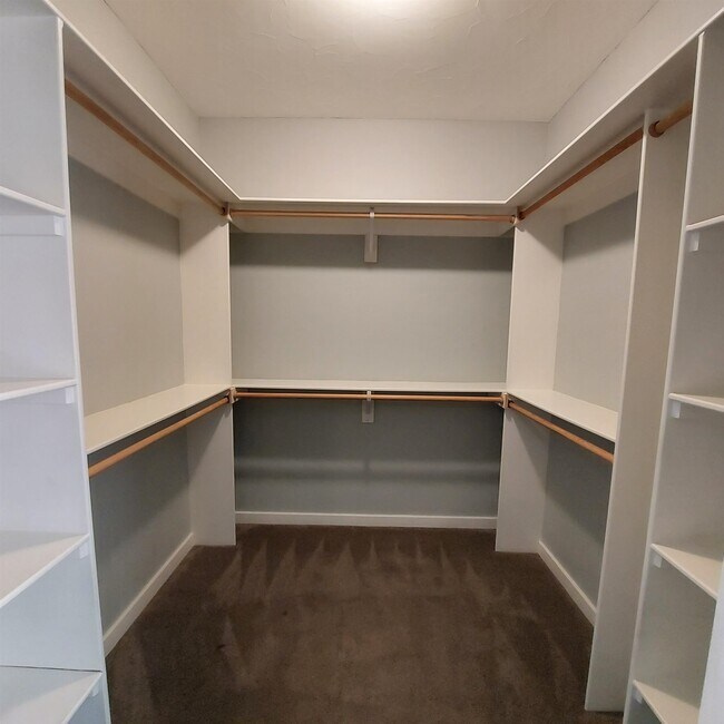 Building Photo - 300 Knights Row