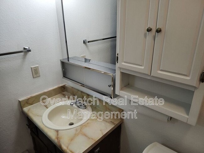 Building Photo - 1545 Northview Dr