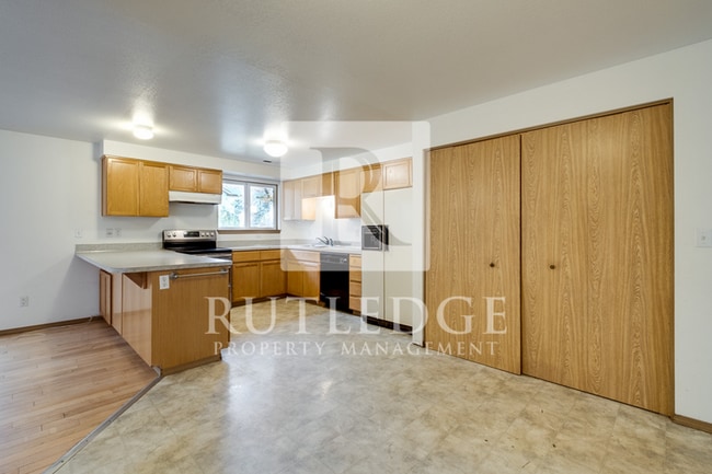 Building Photo - 3 Bedroom / 3 Bath Home Available in the Heart of Shady Cove!