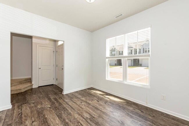 Building Photo - Three Bedroom Home!