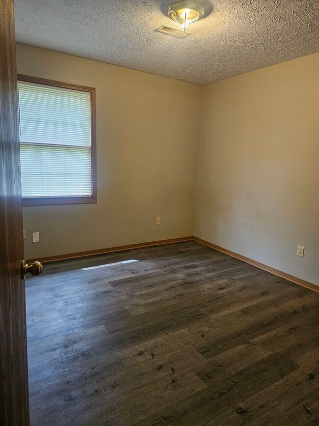 Building Photo - Adorable home ready for you!