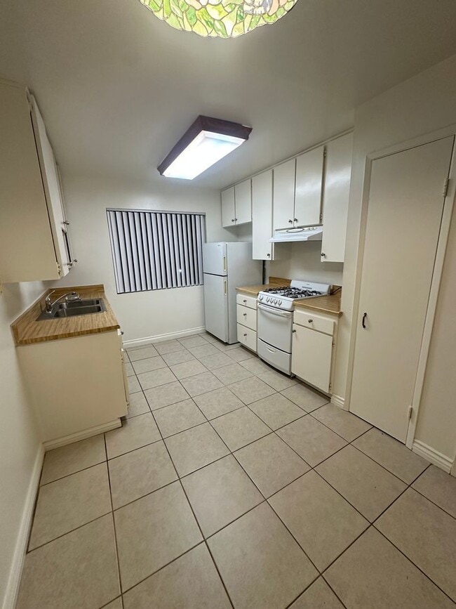 Building Photo - Upstairs 2BD/1BA Condo with 1 reserved cov...