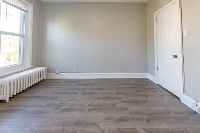 Building Photo - 3 bedroom, 1 bathroom row home located in ...