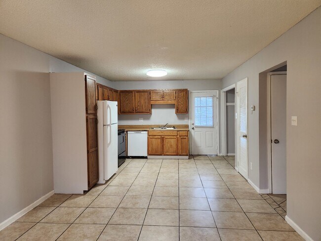 Building Photo - 1 month free call for details!!! 2-Bedroom Apartment in Prime Decatur Location - Don't Miss Out!