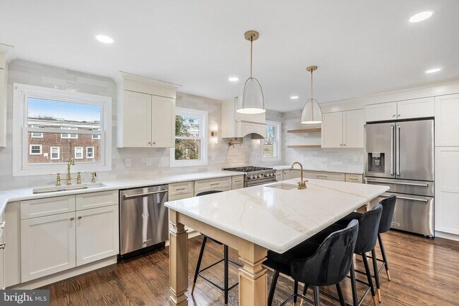 Building Photo - 113 W Albertson Ave