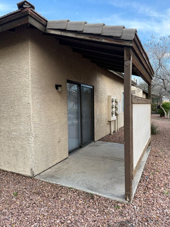 Building Photo - Nicely Redone Single Family Townhome