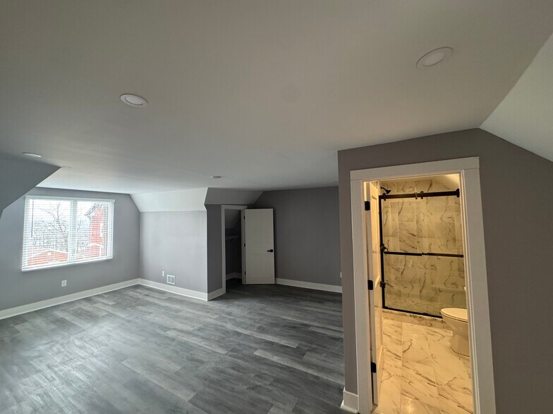 Building Photo - 3374 Webster Ave