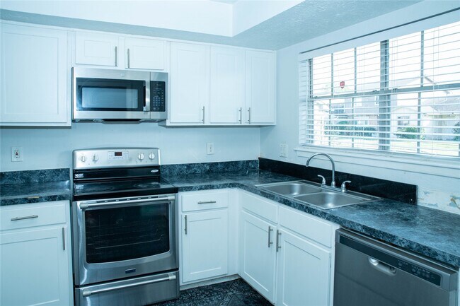 Building Photo - 6411 S Briar Bayou Dr