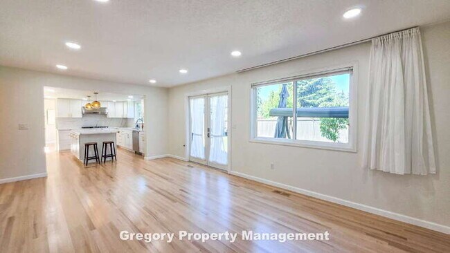 Building Photo - 11204 NE 58th Pl