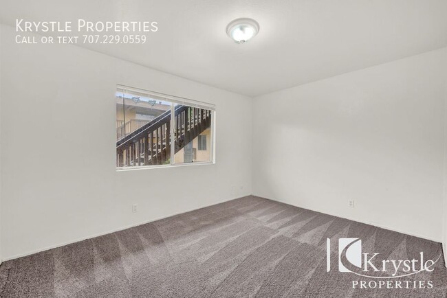 Building Photo - Nice 1 bdrm apt with off-street parking an...