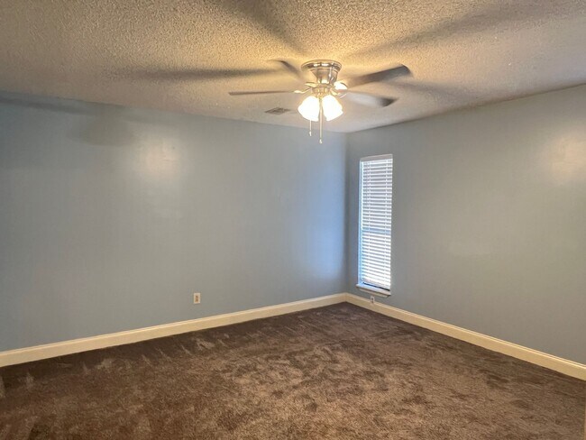 Building Photo - Great Home in Dove Cove Subdivision