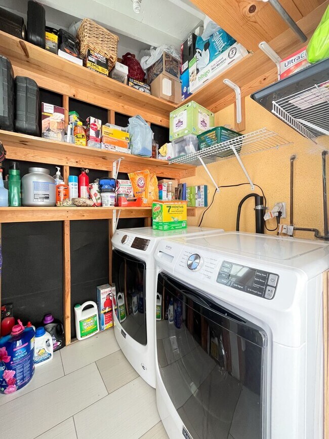 Building Photo - Charming Stand-Alone Home - 3BR/1BA with Parking