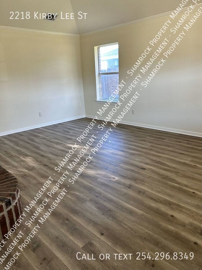 Building Photo - Duplex in Midway ISD!