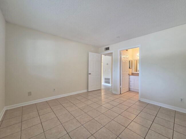Building Photo - 605 Northlake Blvd
