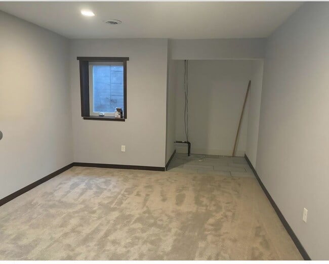 Building Photo - Great Location