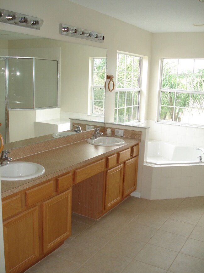 Building Photo - Eagle Creek at Lake Nona. 4/2.5 with Conservation View. Lawn Care Included with Rent!!