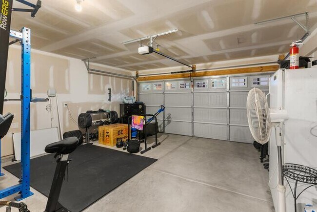 Building Photo - Newer home with Community Pool!