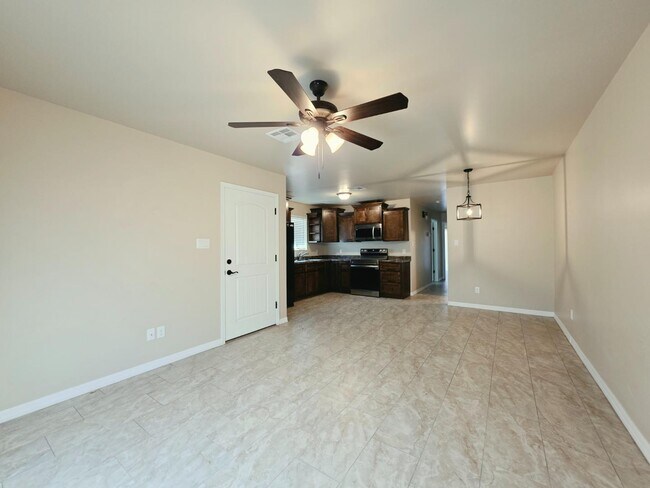 Building Photo - 546 S 15th Ave