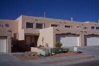 Building Photo - Nice townhome conviently located in NE off...