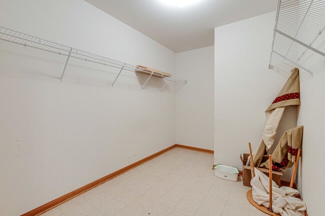 Building Photo - 2913 Saganashkee Ln