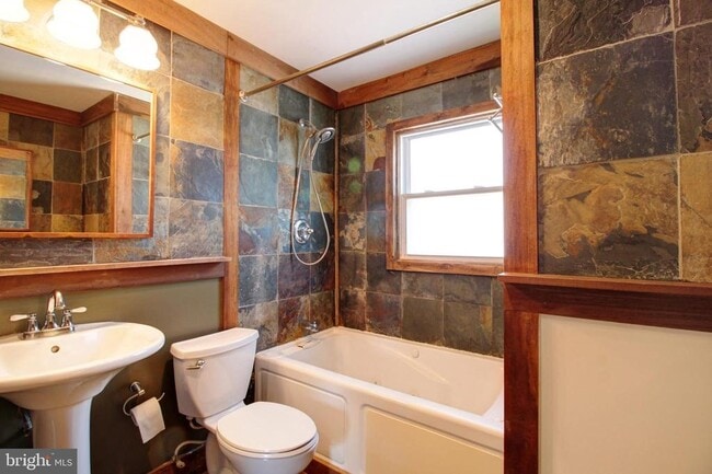 Building Photo - 435 Carrollton Dr