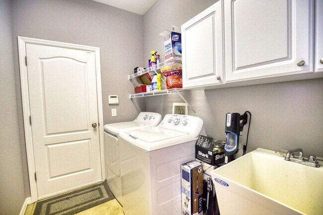 Building Photo - Annual Pool Home in The Stoneybrook Community of Venice!