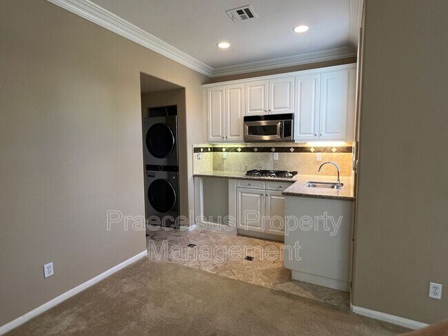 Building Photo - 1033 White Alder Ave