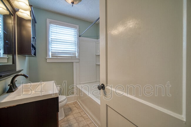 Building Photo - 534 Lucerne Dr