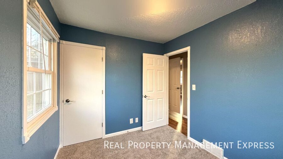 Building Photo - 3 Bedroom 1 Bathroom Single Family Home ne...