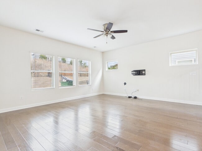 Building Photo - 3941 Woodland View Dr