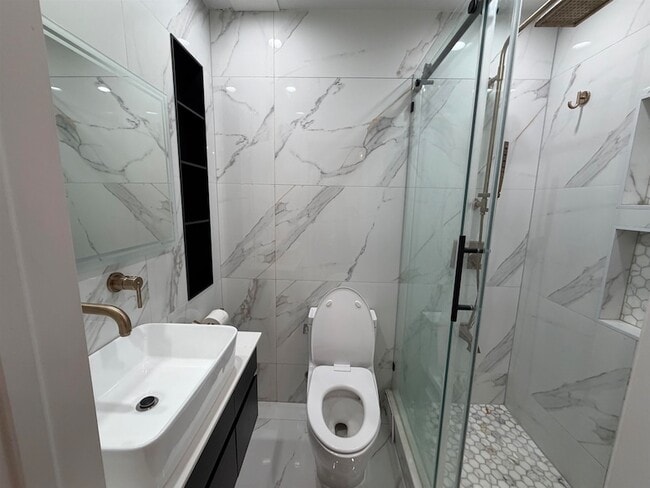 Building Photo - 202 28th St