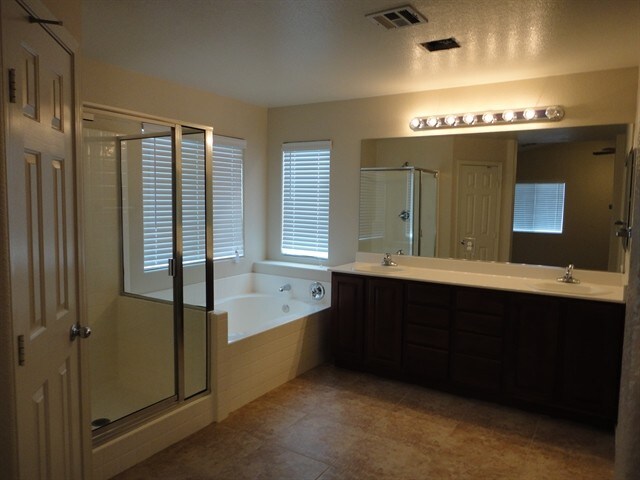 Building Photo - 3810 Shimmering Creek Ave